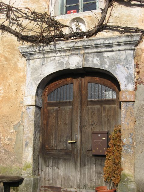 Lep stari portal žal propadajoče domačije