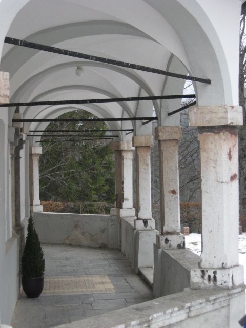 Odprt zunanji hodnik okoli cerkvene ladje nudi zavetje romarjem