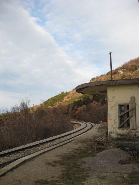 Zapuščena železniška postaja zazid