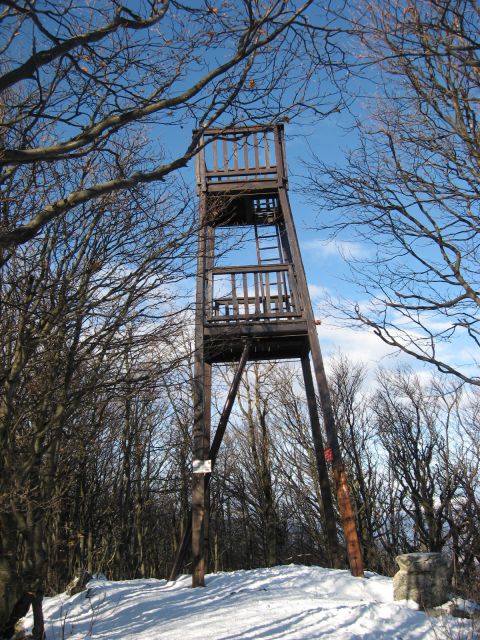 Razgledni stolp na vrhu javornika