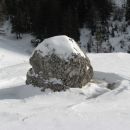 stopljen sneg okoli skale