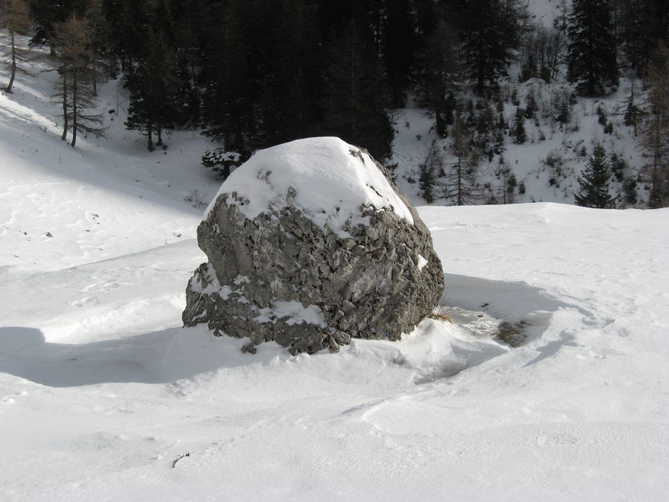 stopljen sneg okoli skale