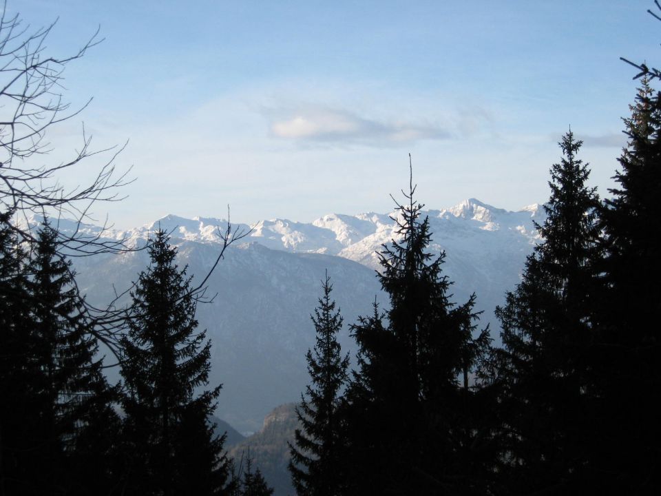 razgled proti voglu in bohinjskim goram s ceste proti planini zajamniki