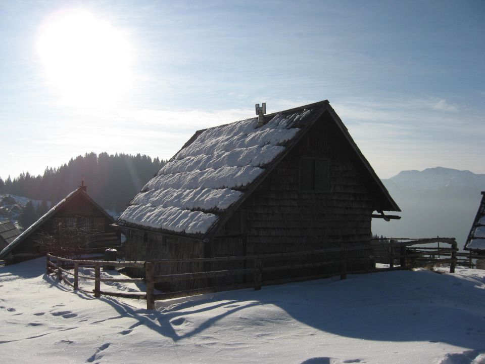 pred leti ob zimskem obisku je bilo na strehi meter snega
