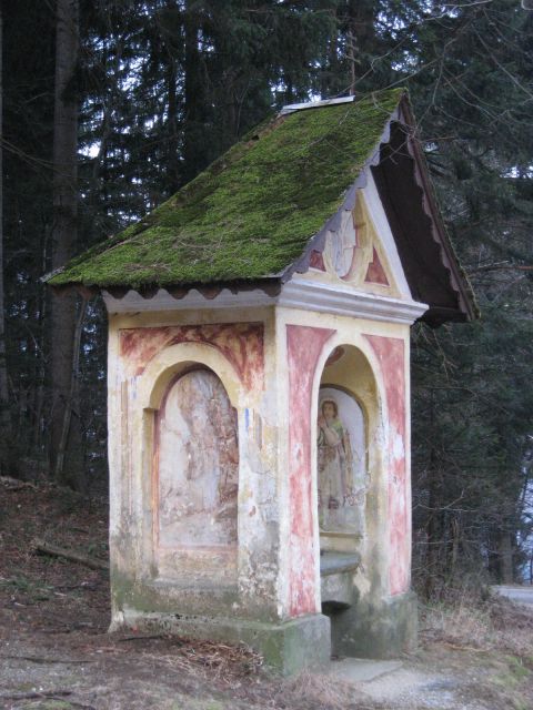 Propadajoča kapelica z mahovnato streho