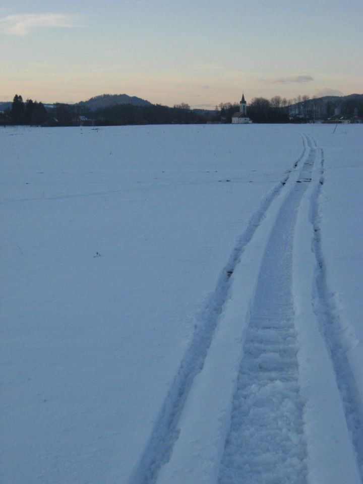 sled motornih sani gre proti goriči vasi