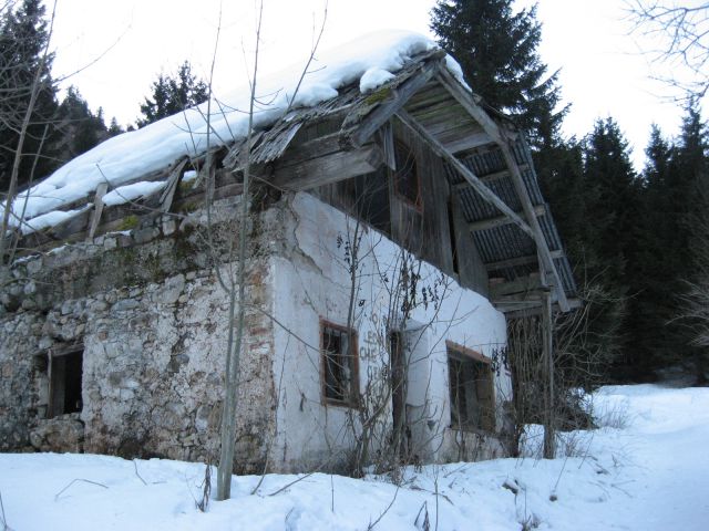 Hiša v senčni grapi visoko nad dolino vztrajno propada