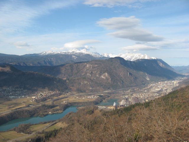 Spodaj sava in jesenice, zadaj julijci