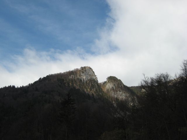 Tamle gor na skalni špici so živeli ajdi (pogled iz završnice na ajdno)