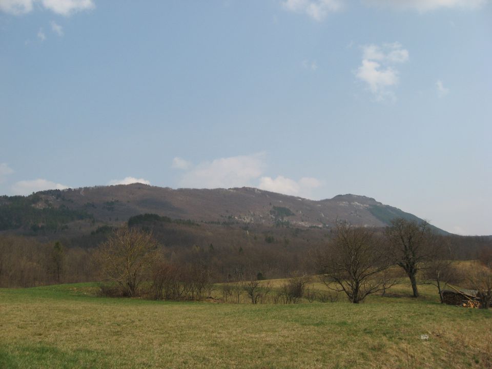 pogled iz doline na del prehojenega hribovja