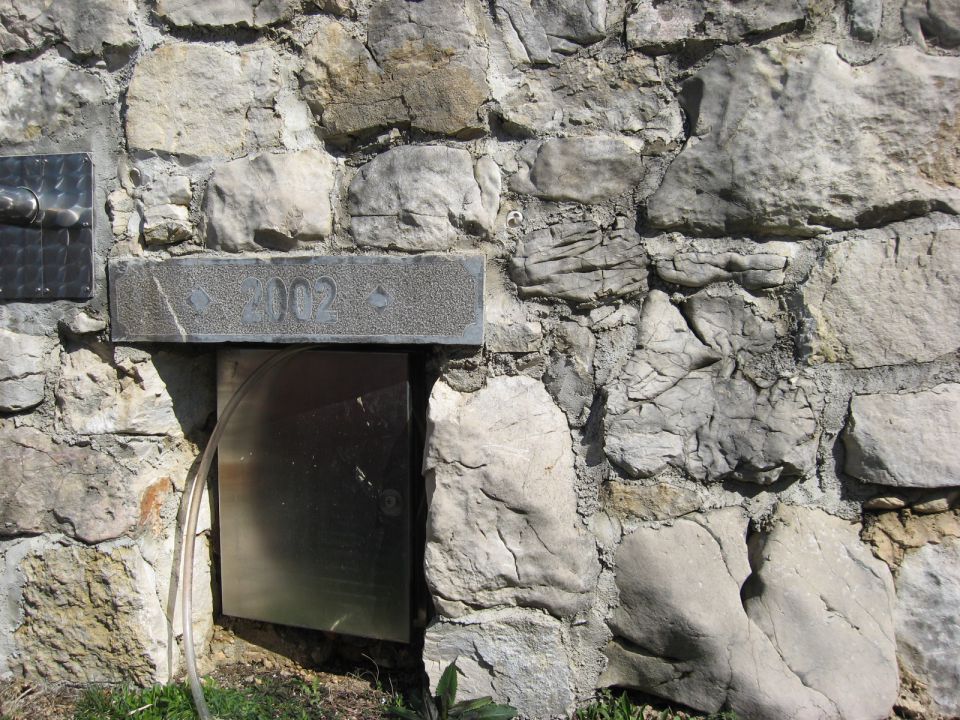 lepo okrašen vhod v kamnito klet