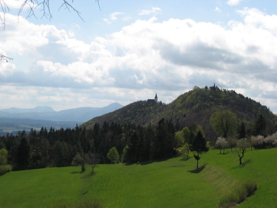 v ospredju brinjeva gora in sv. neža, zadaj boč in donačka gora