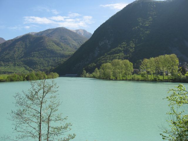 Akumulacijsko jezero, nastalo po zajezitvi soče za HE Doblar leta 1938