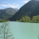akumulacijsko jezero, nastalo po zajezitvi soče za HE Doblar leta 1938
