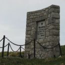 partizanski spomenik na prevalu pod visoč vrhom