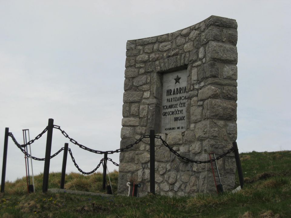 partizanski spomenik na prevalu pod visoč vrhom