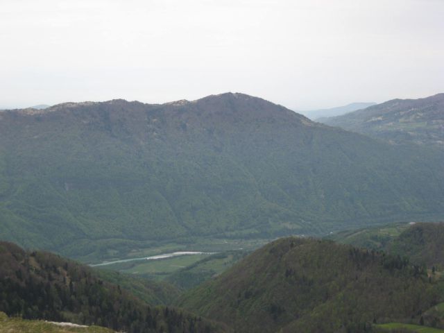 Soča v dolini, nad njo pa del grebena kolovrata, kjer bova jutri