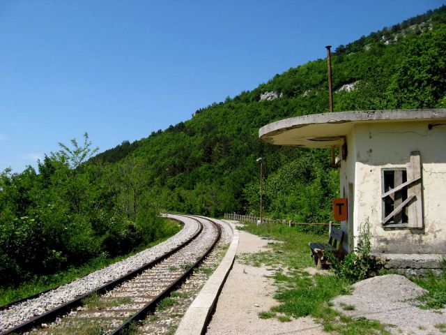Zapuščena železniška postaja zazid