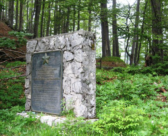 Partizanski spomenik na opuščeni planini Mežakla