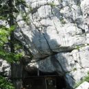 ratkovo zavetišče je stisnjeno pod visoko pečino