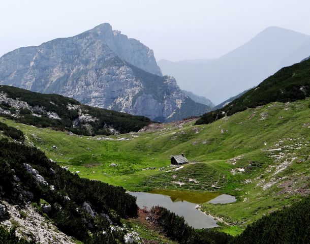 Pogled na vodotočnik in steno rzenika s poti na sedlo pot tolstim vrhom