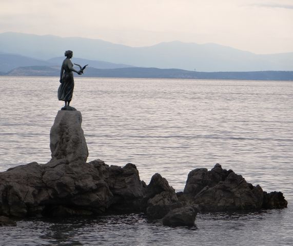 Kip deklice z galebom na opatijski obali