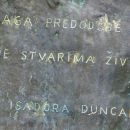 napis na podstavku kipa