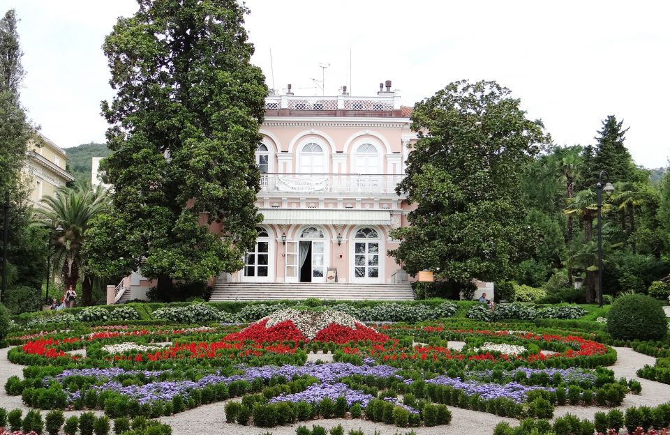 čudovit park pred palačo