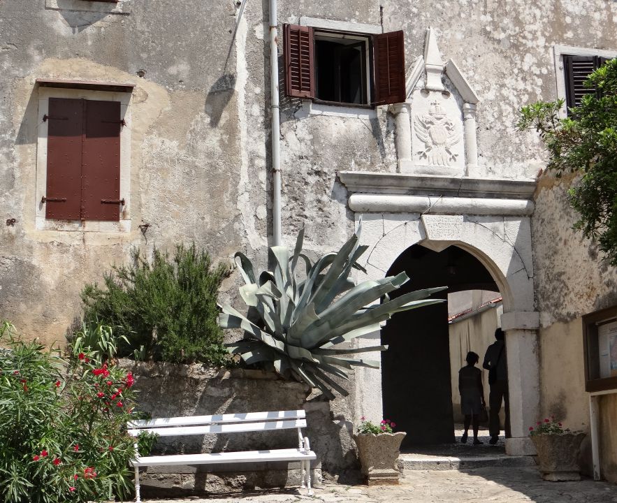 vhodni portal v stari del mesteca mošćenice, 173 m nad mošćeničko drago