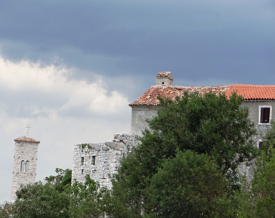 nevihtni oblaki nad starim delom plomina