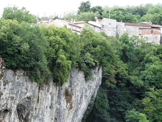 Stari del pazina nad strašljivimi pečinami pazinske jame