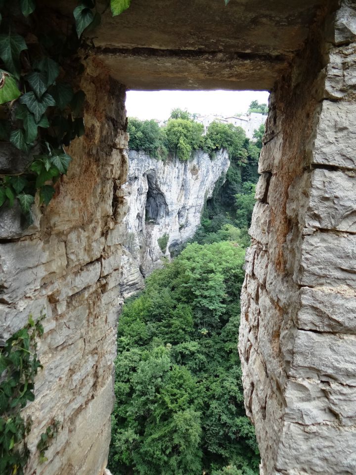 pogled skozi okno, ruševine so nezavarovane, tik nad prepadom