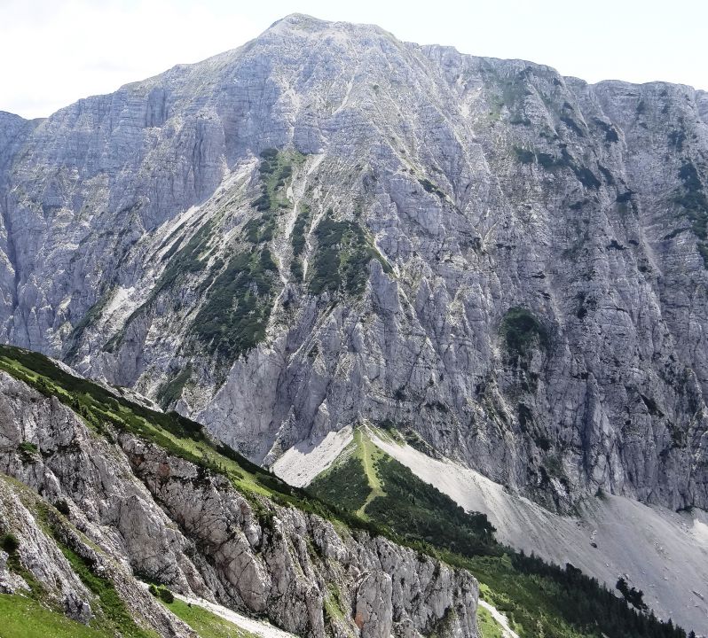 pogled na hajnževo sedlo in veliki vrh na drugi strani