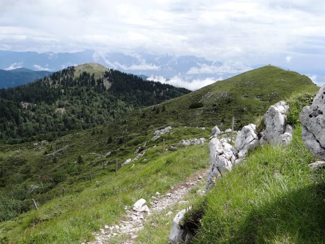Vračanje po grebenu, pogled nazaj na gladki vrh (desno) in kosmati vrh (levo)
