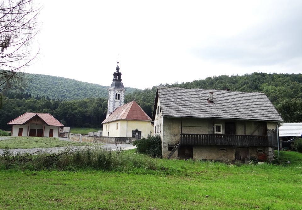 cerkev marije magdalene v dolenjem globodolu (tu sva iskali kažipot za naprej)