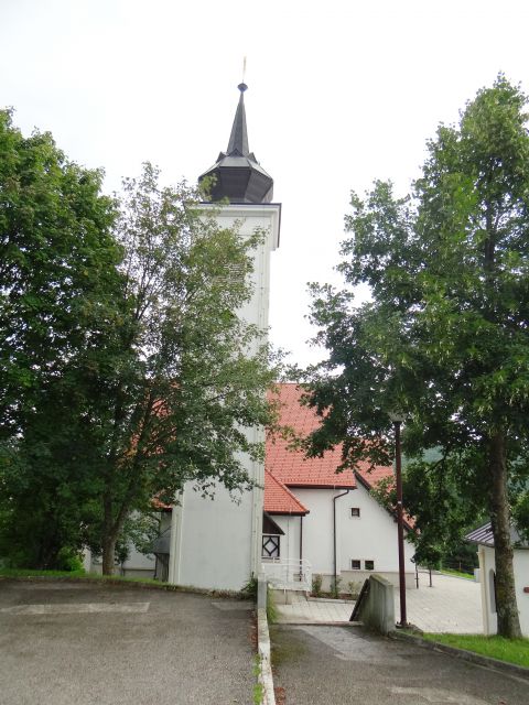 Cerkev svete trojice na ajdovcu, med vojno porušena, 1990 ponovno zgrajena