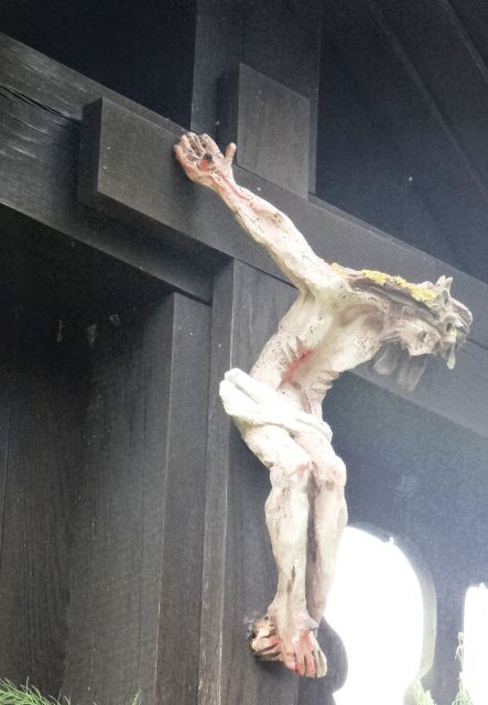 Jezus je videti izrezljan iz enega kosa lesa