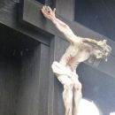 jezus je videti izrezljan iz enega kosa lesa