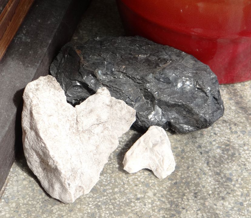 črni kamen je iz bunkerja nad planino Pecol...