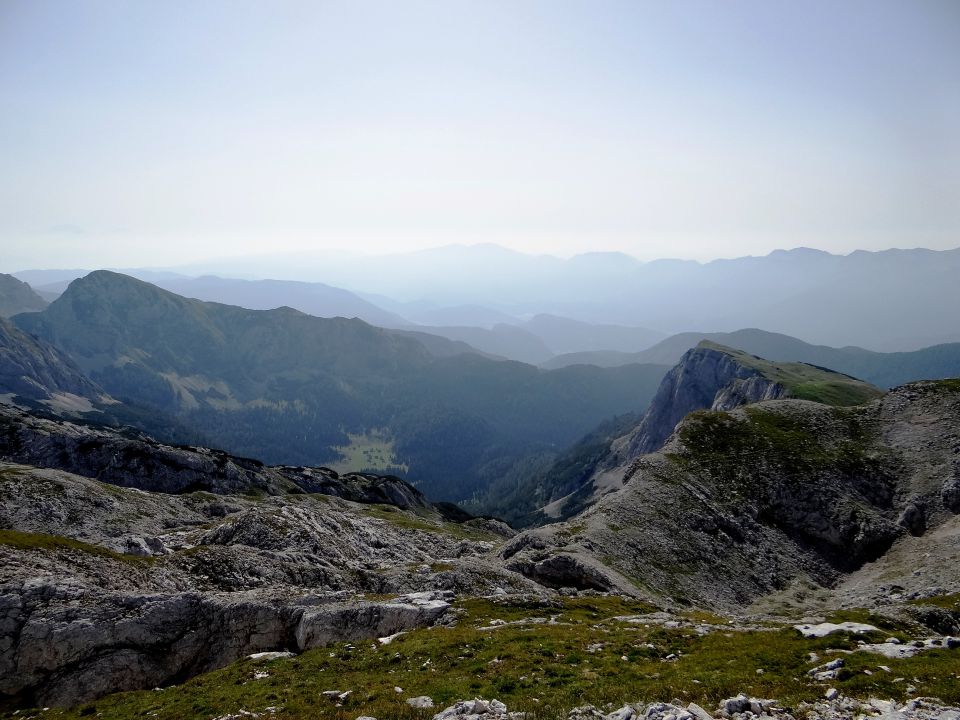 pogled nazaj na kredo in slatno, spodaj planina laz, nad njo ogradi