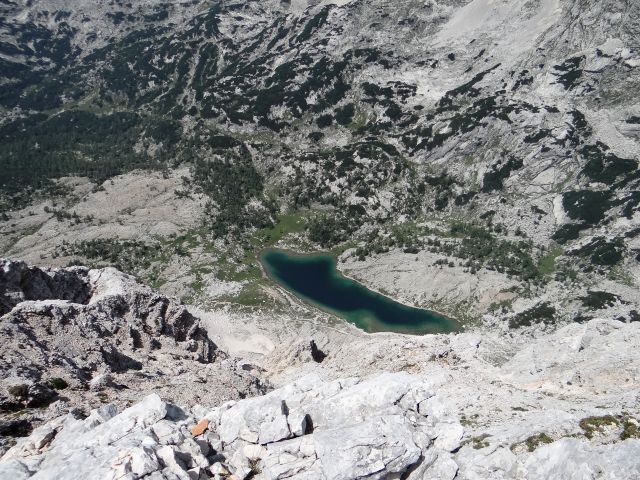 Jezero ledvička, največje triglavsko jezero z grebena med malo in veliko zelnarico