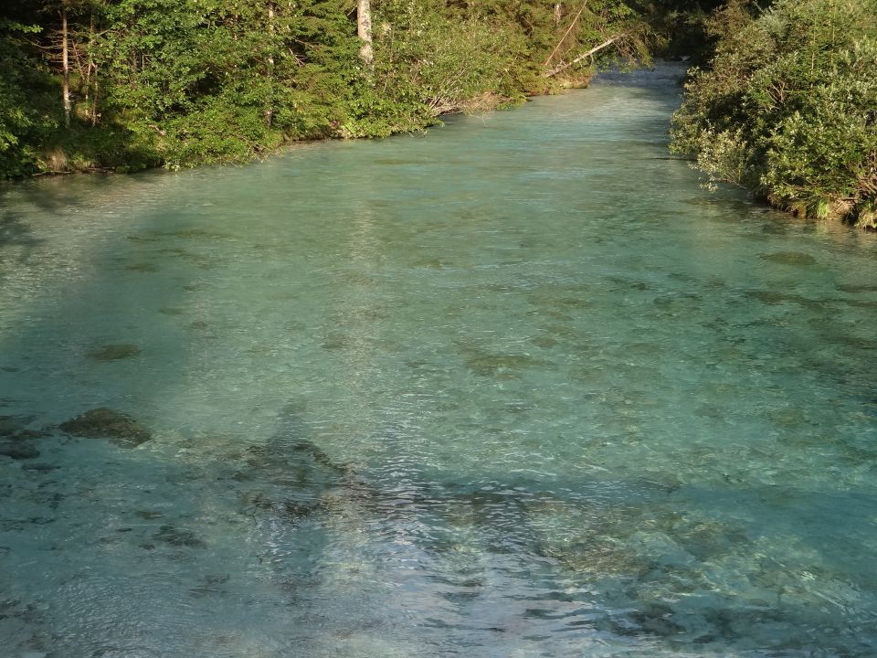 na začetku poti je bistrica smaragdno zelena...