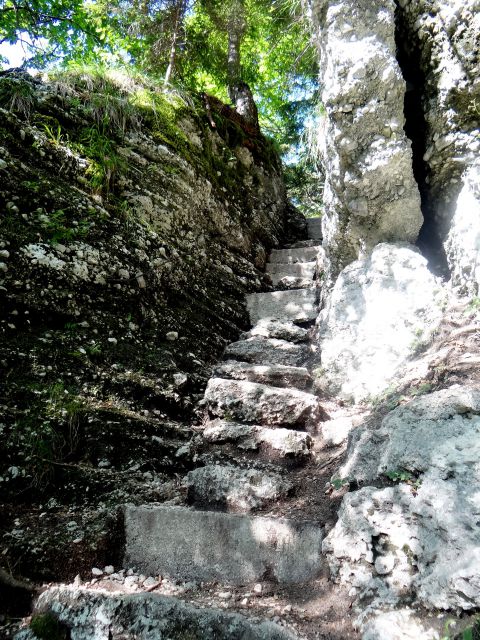V skalo vklesane stopnice k zgornjemu slapu