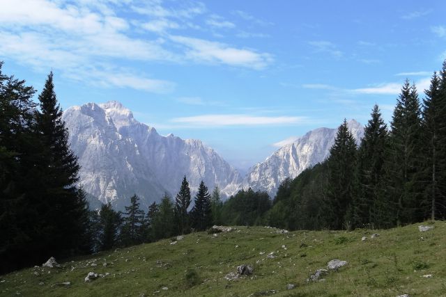 Kulisa vrtaške planine: levo očak, desno stenar, vmes prelaz luknja