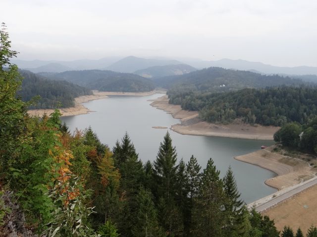 Lokvarsko jezero je opazno manjše kot je bilo pred mesecem in pol