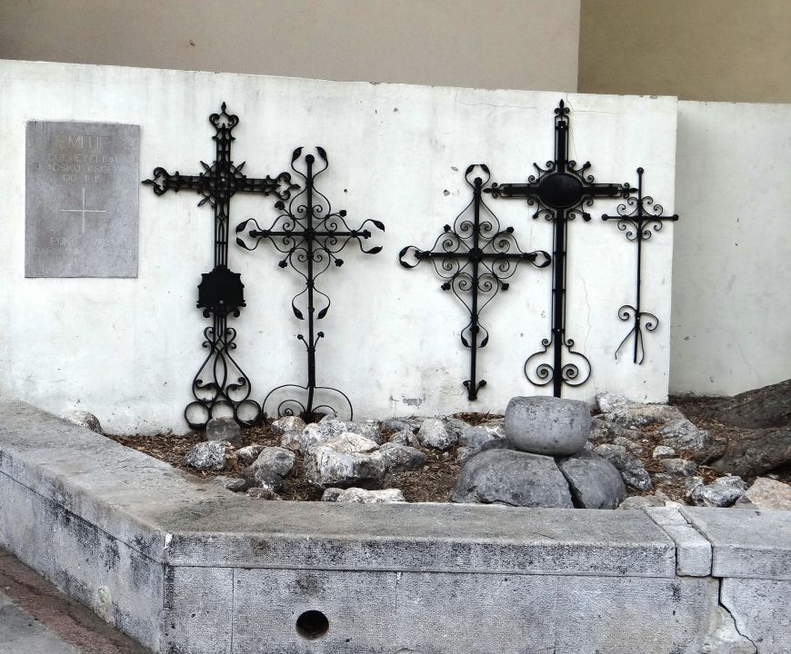tu je bilo do 1815 mestno pokopališče