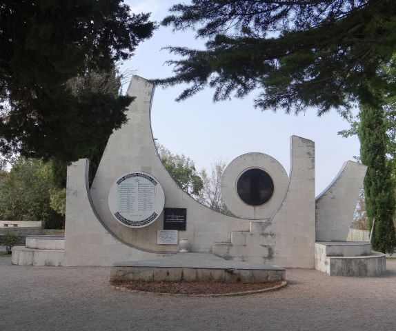 Partizanski spomenik v omišlju