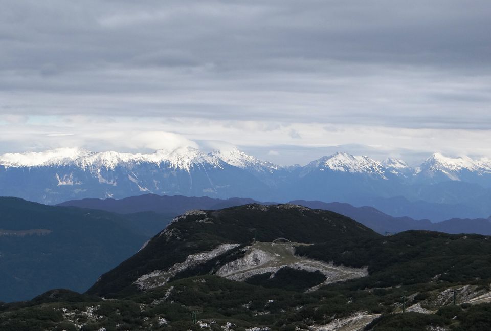 karavanke, košuta in kamniško-savinjske alpe je poprhal zgodnji sneg