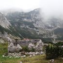 presenečenje nad velikostjo kotline med gorami, polno ruševin iz 1. sv. vojne