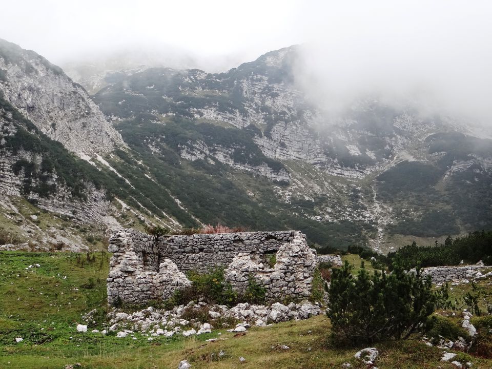 presenečenje nad velikostjo kotline med gorami, polno ruševin iz 1. sv. vojne